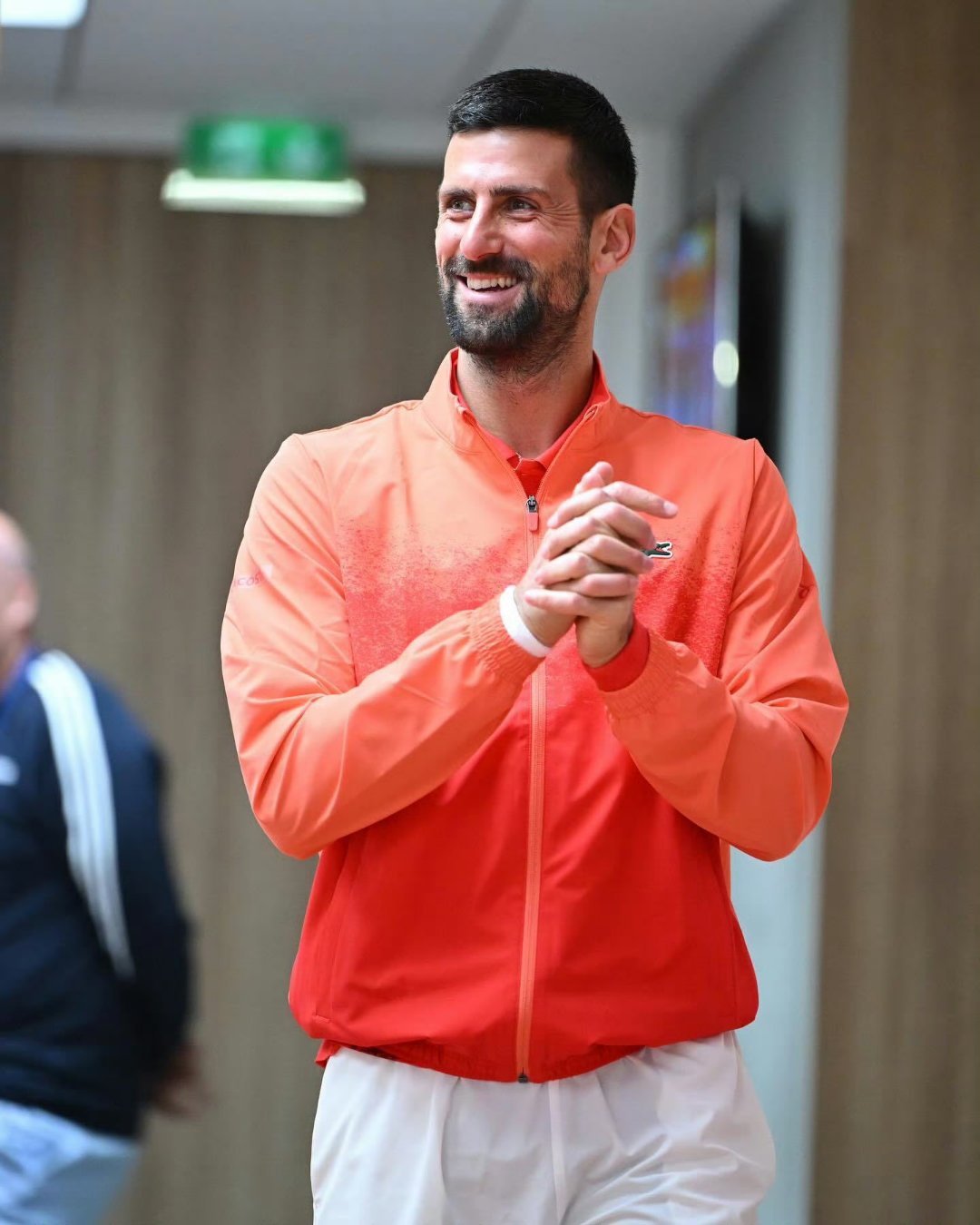 开云-关于德约科维奇回归赛场，战术调整首场状态亮眼，老鹰观众沸腾！的信息