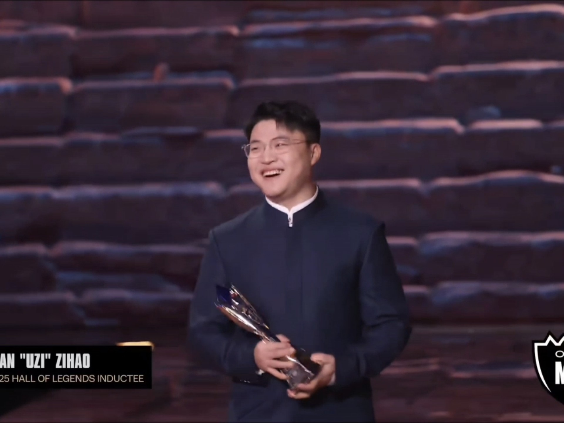 Kaiyun-Uzi回归赛场，比分优势明显首场状态亮眼，热火观众沸腾！的简单介绍